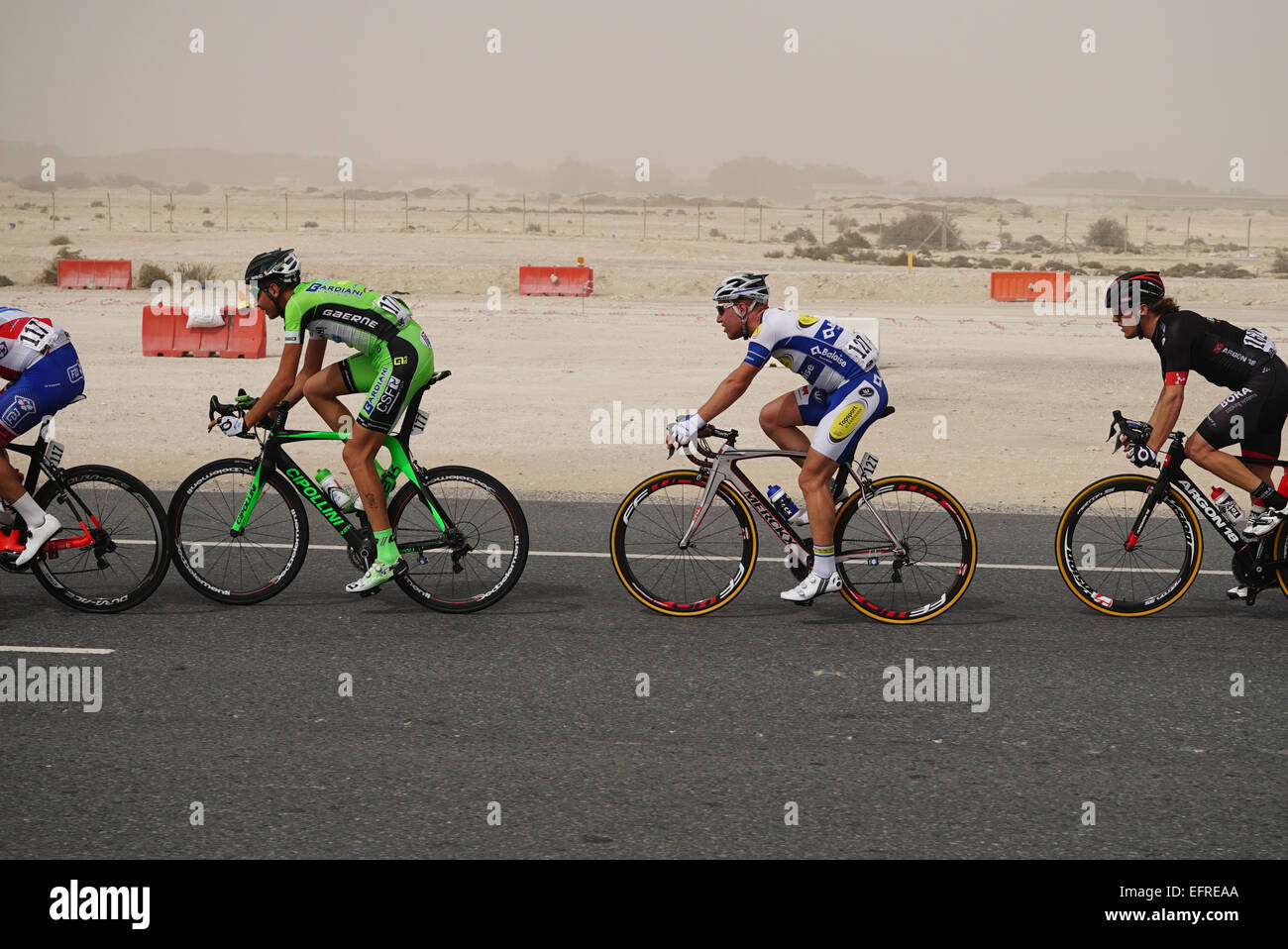 Le Qatar. 09Th Feb 2015. Alexander Kristoff (Katusha) gagne la 2e étape du Tour du Qatar et s'est installé dans l'ensemble de l'aboutir en fin d'une journée de course qui a vu le peloton brisées par le vent latéral sur la longue route à Al Khor Corniche. Le Tour du Qatar est un coureur cycliste par étapes disputée au Qatar. Depuis sa fondation en 2002, la tour a été une partie de l'UCI Asia Tour. Credit : Ionel Sorin Furcoi/Alamy Live News Banque D'Images