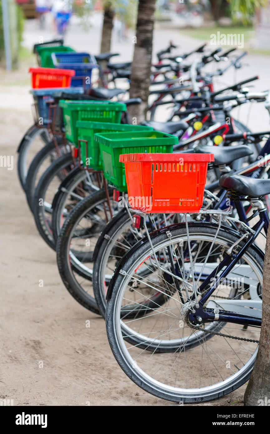 Service de location de vélos en stationnement avec des paniers dans la Digue, Seychelles Banque D'Images