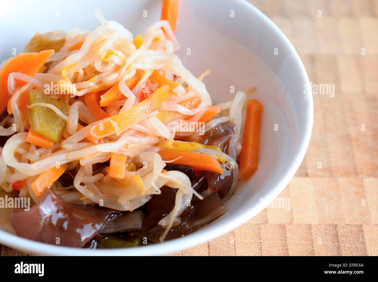 Salade de haricots mungo chinois avec l'oreille de Juif et de champignon dans un bol. Banque D'Images