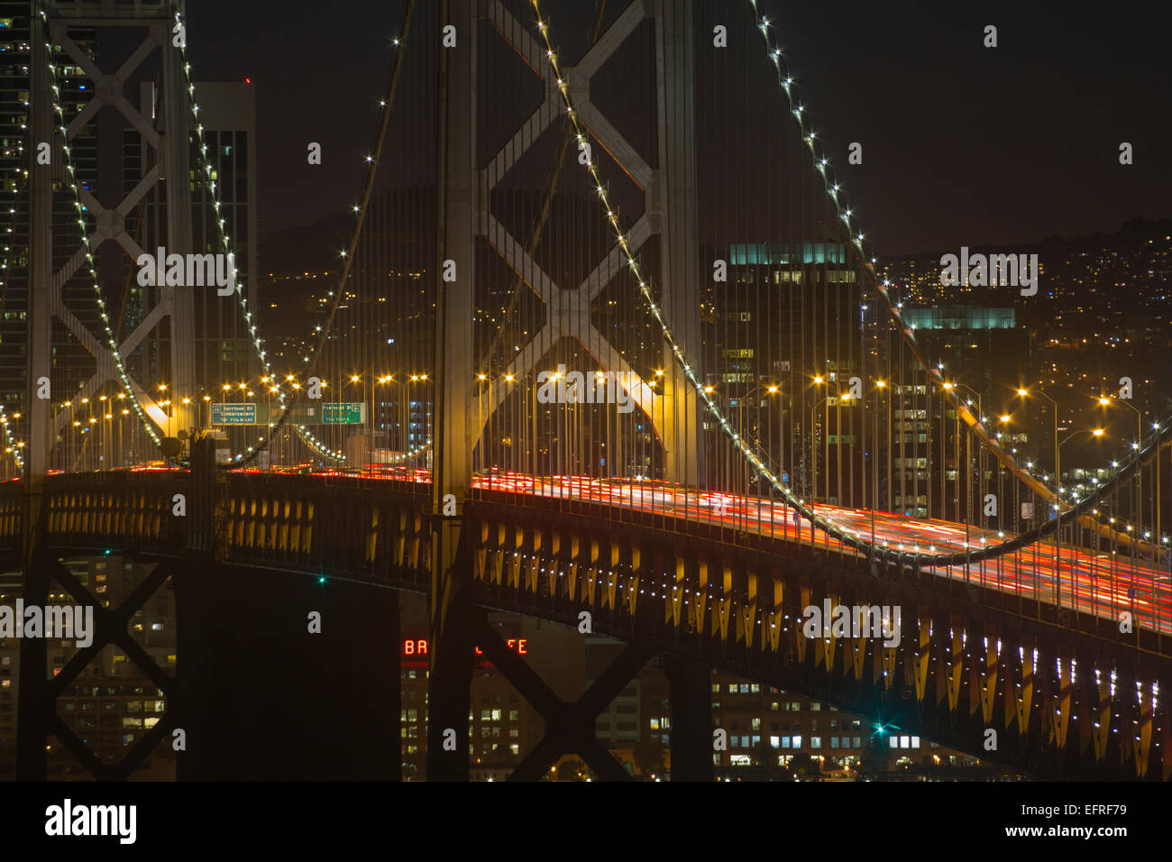 L'HEURE DE POINTE WESTERN Oakland Bay Bridge donnent sur l'île de Yerba Buena SAN FRANCISCO CALIFORNIA USA Banque D'Images