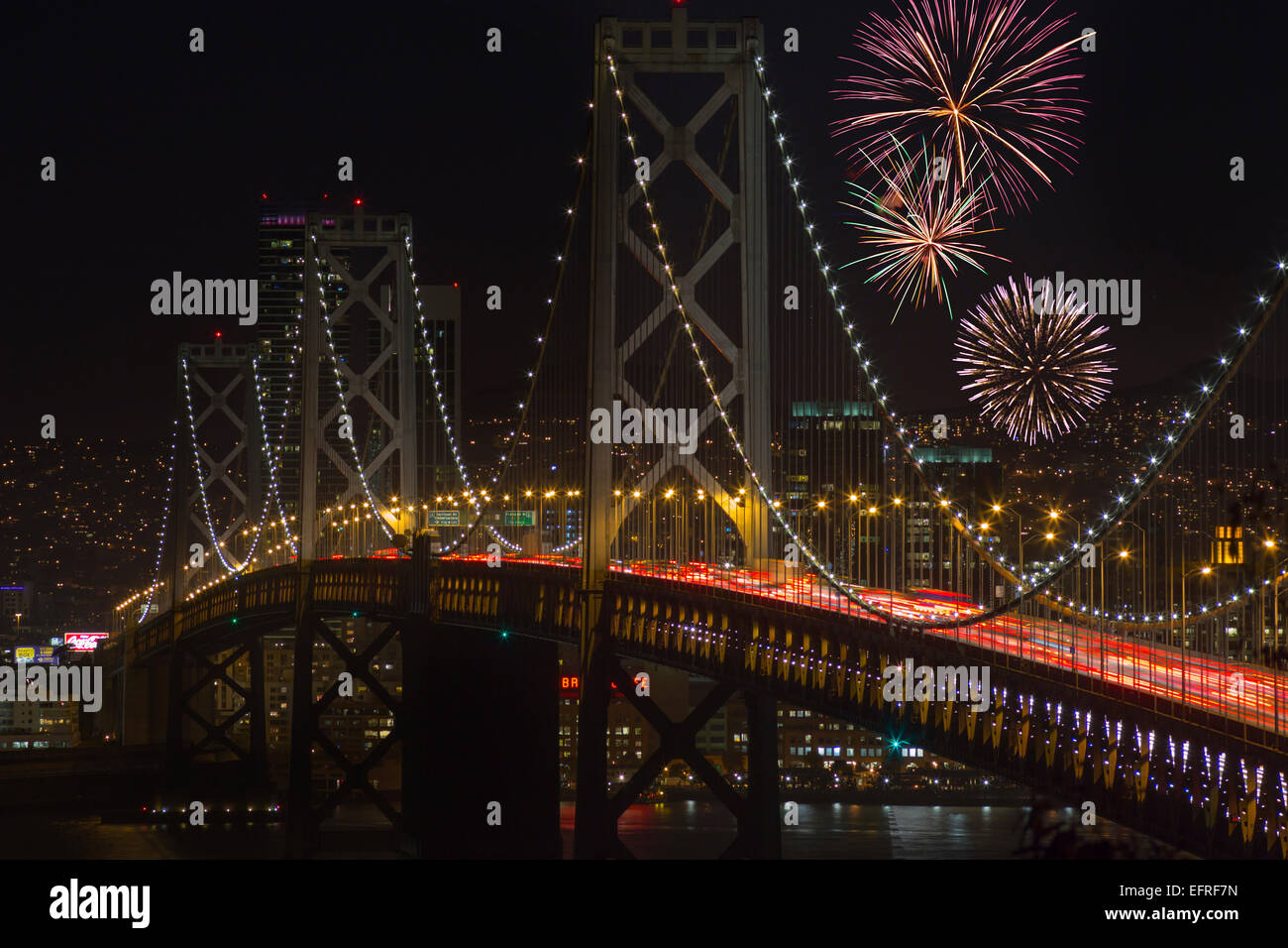 L'HEURE DE POINTE WESTERN Oakland Bay Bridge donnent sur l'île de Yerba Buena SAN FRANCISCO CALIFORNIA USA Banque D'Images