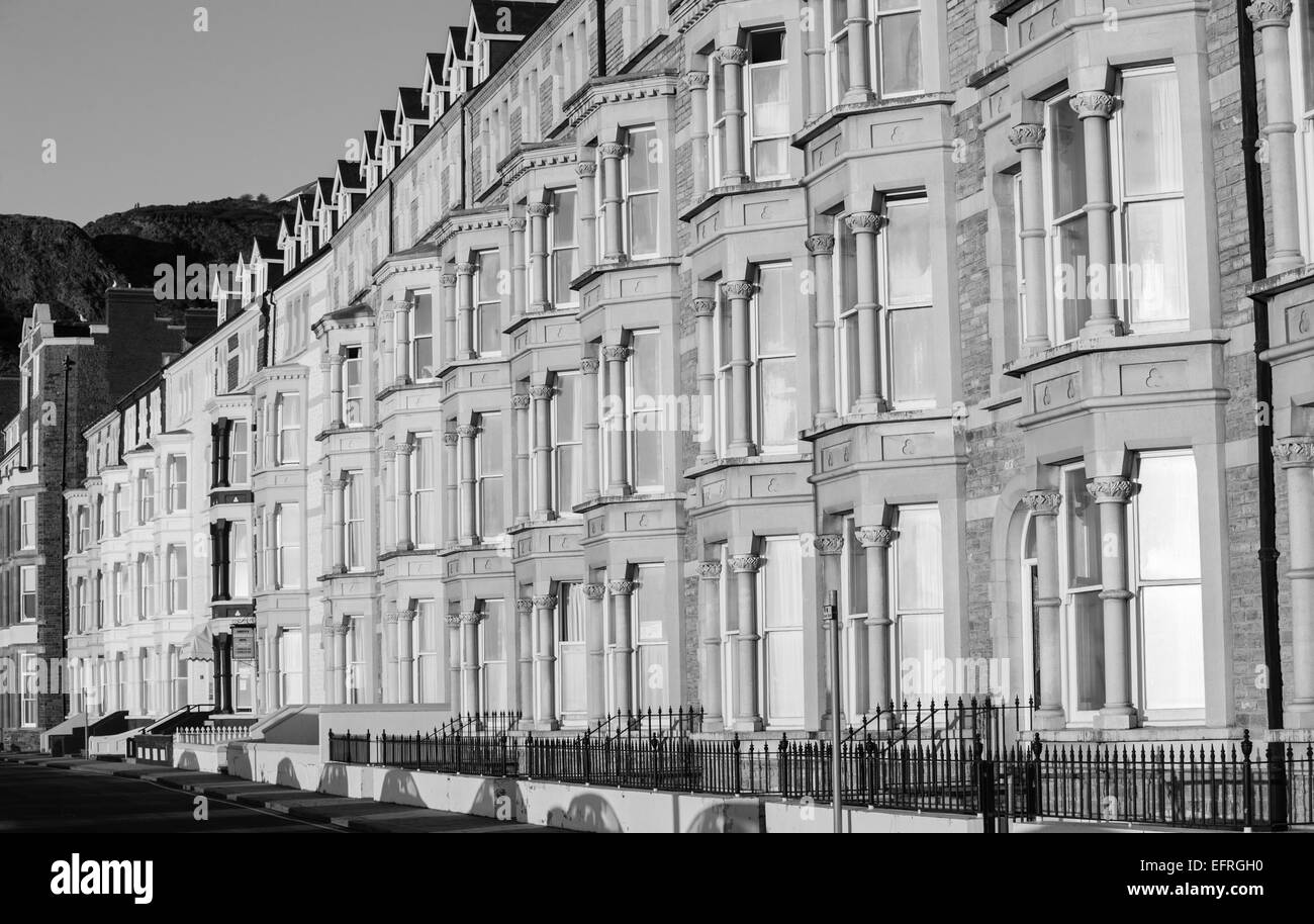 Maisons en terrasse le long de Victoria,terrasse avec vue sur la plage et la baie de Cardigan au coucher du soleil, Aberystwyth, Ceredigion, pays de Galles, Pays de Galles. Banque D'Images