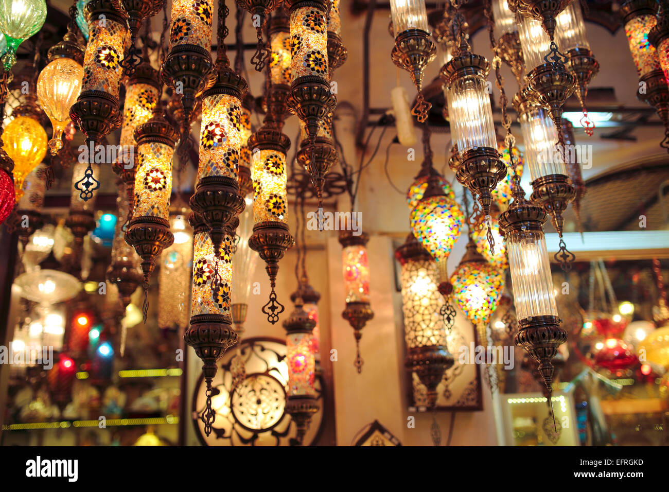 Boutique de lanternes colorées traditionnelles, Grand Bazar, Istanbul, Turquie Banque D'Images