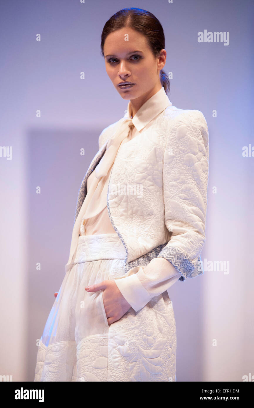 Modèle de mode sur les podiums lors d'un fashion show Bora Aksu Banque D'Images