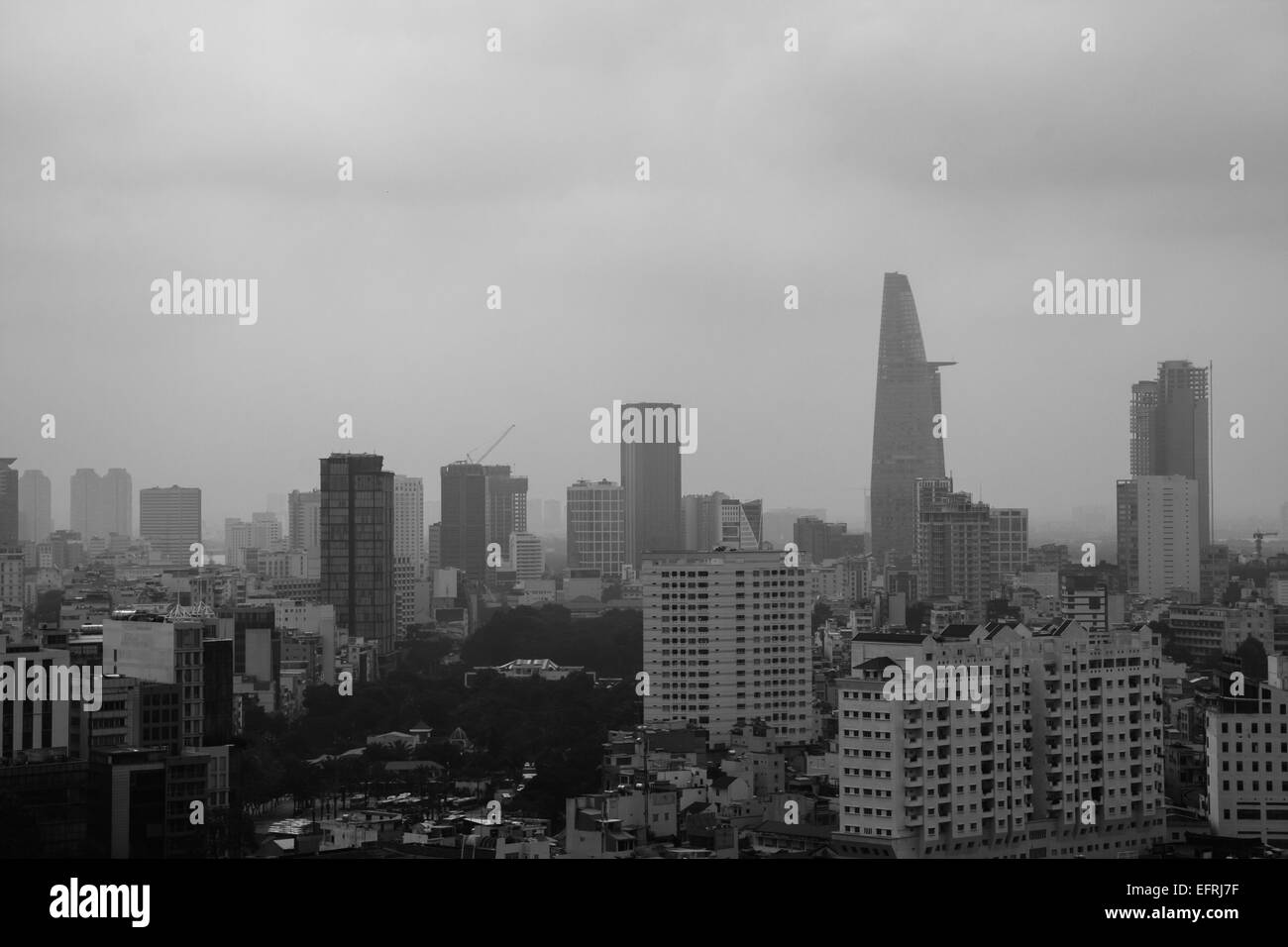 Ho Chi Minh Ville par temps nuageux et matin brumeux en noir et blanc Banque D'Images