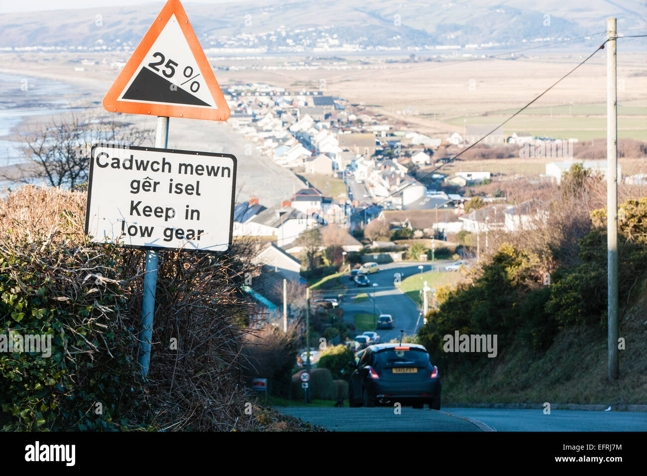 Côte raide,avec pente à 25  %, jusqu'à maison de village balnéaire de Borth, au nord d'Aberystwyth, Ceredigion, pays de Galles. Banque D'Images