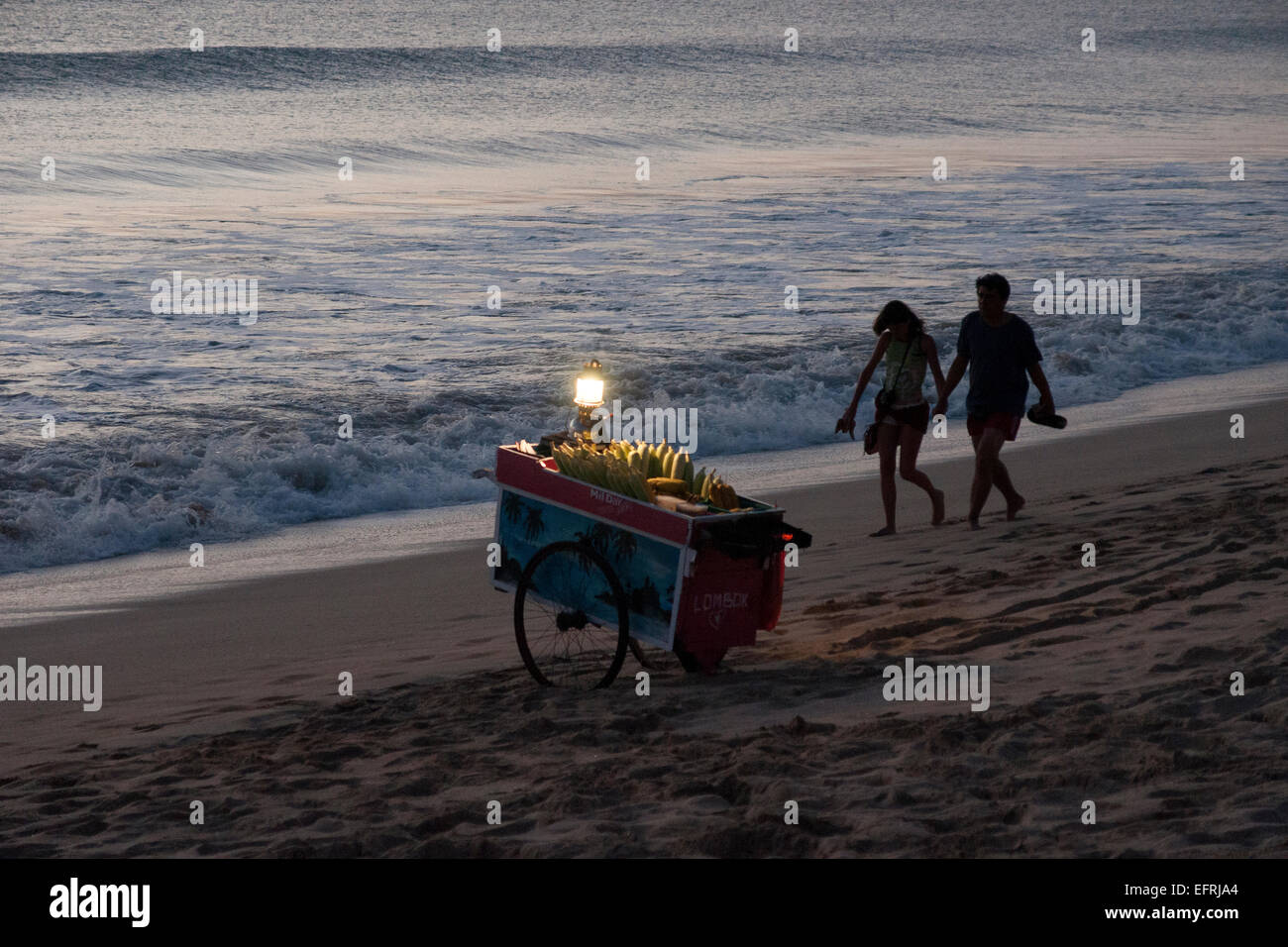 Young couple at beach à Bali, Indonésie Banque D'Images