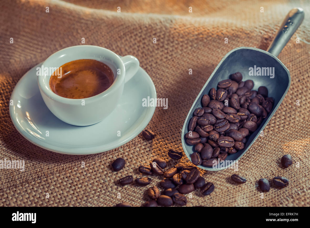 Les grains de café torréfié et le café Banque D'Images