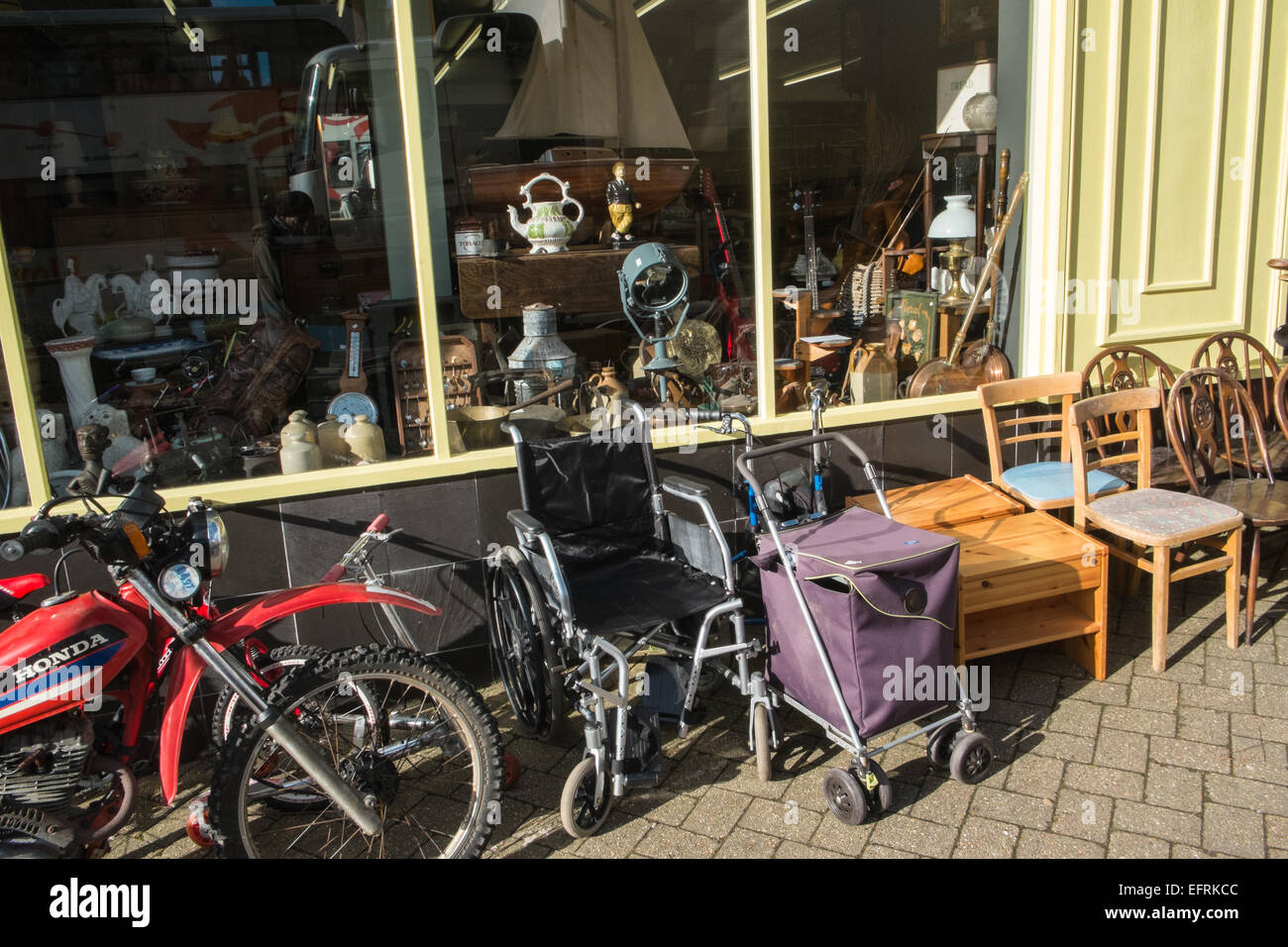 Machynlleth ville du marché sur le marché hebdomadaire, qui se tenait le mercredi,dans Powys, Pays de Galles, Pays de Galles, bric-à-brac,Charlie's, Banque D'Images