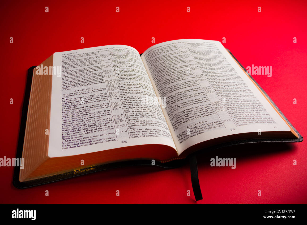 King James Bible en cuir ouvert symbole religieux Banque D'Images