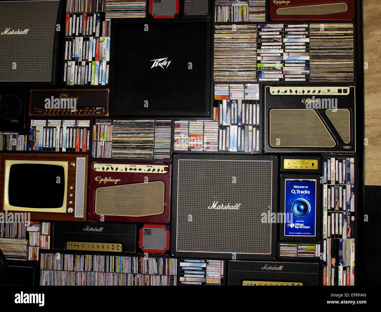 Un affichage des albums de musique et des bandes ainsi que certains orateurs à l'O2 Banque D'Images