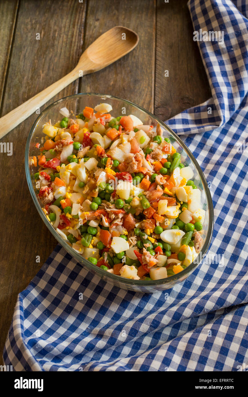 Saladier et cuillère en bois sur nappe à carreaux Banque D'Images