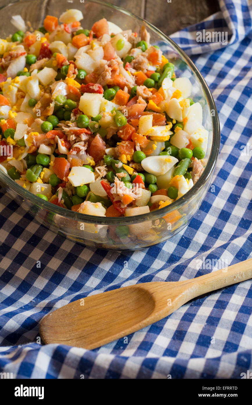 Saladier et cuillère en bois sur nappe à carreaux Banque D'Images