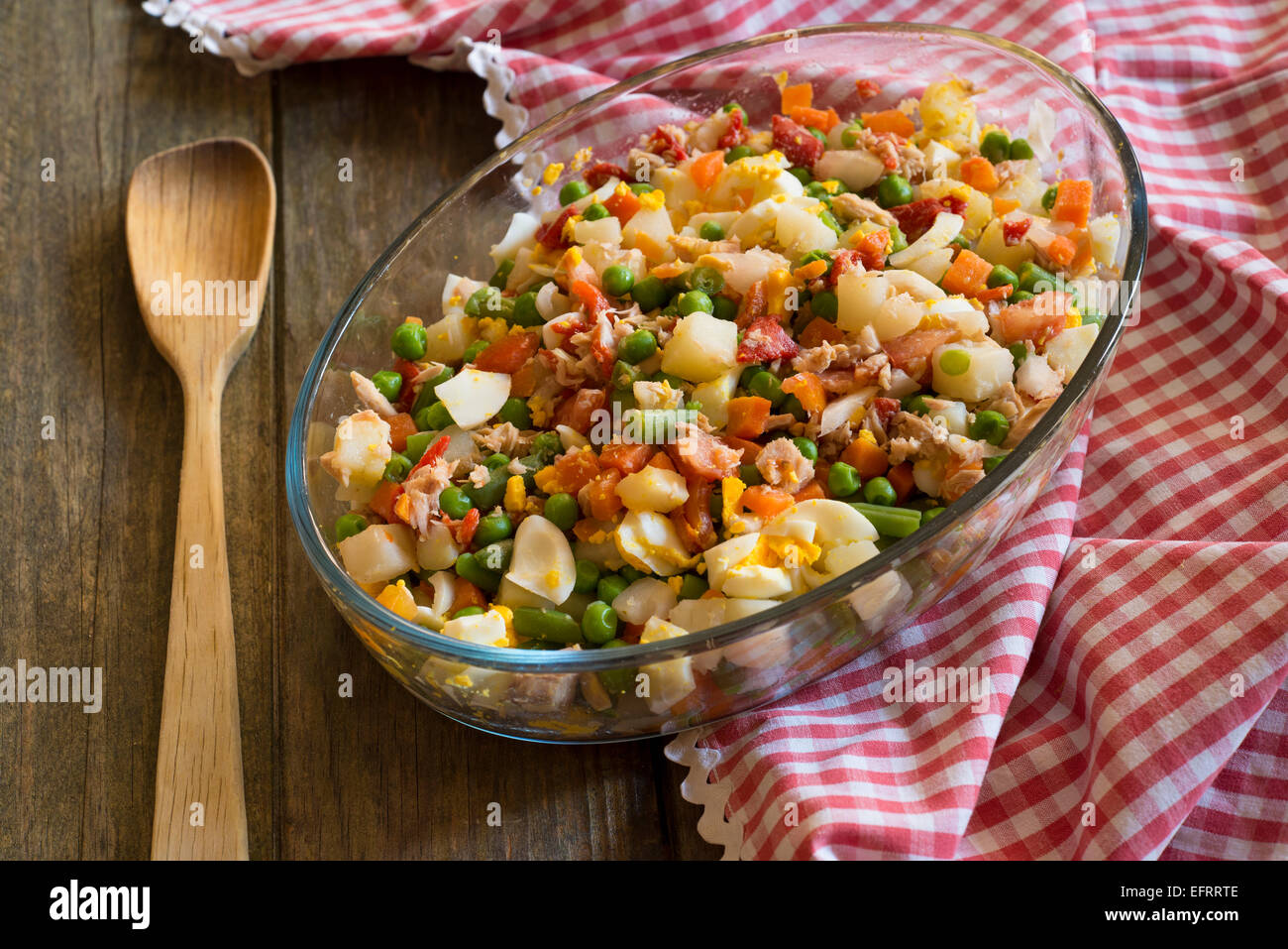 Saladier et cuillère en bois sur nappe à carreaux Banque D'Images