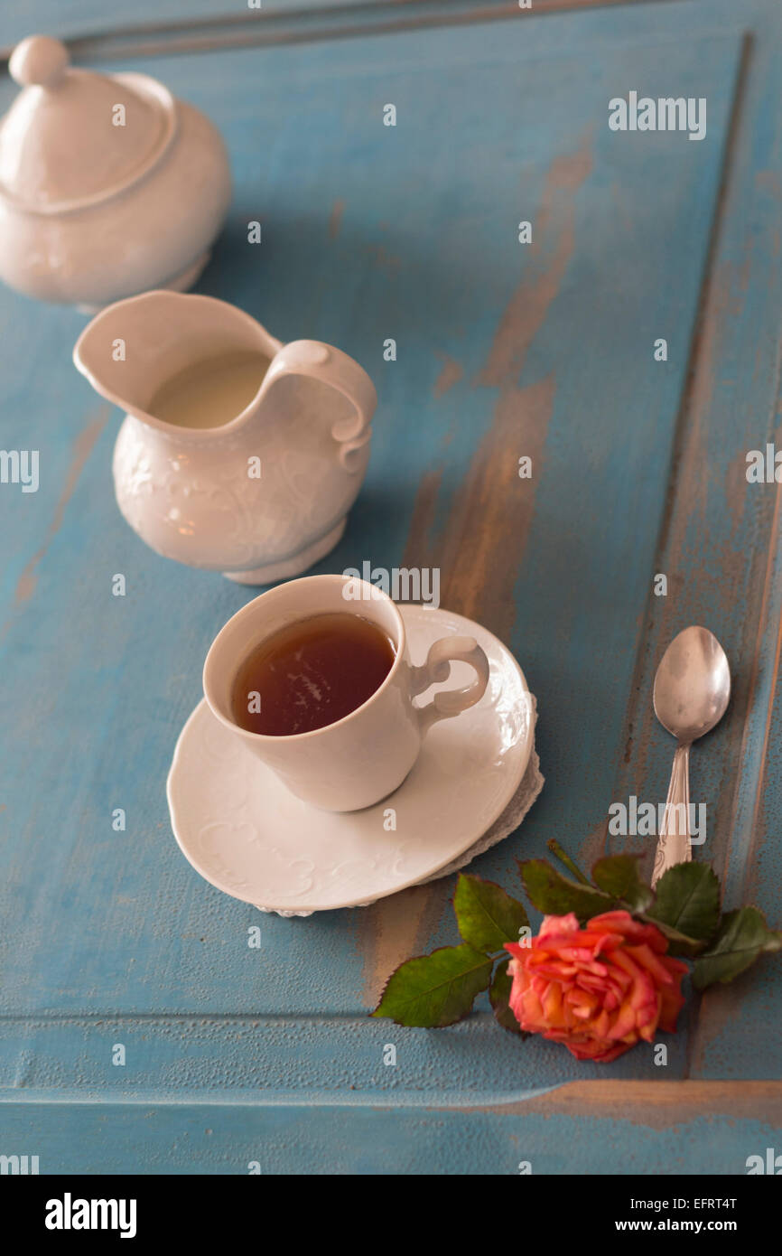 Jolie tasse à café, crème, Sugar Bowl sur de vieilles tables en bois. Banque D'Images