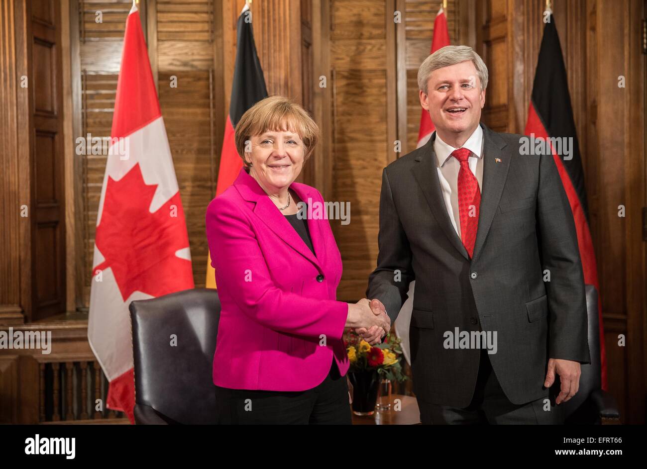 Ottawa, Canada. 09Th Feb 2015. La chancelière allemande, Angela Merkel (CDU) est accueilli par le Premier ministre Stephen Harper à Ottawa, Canada, 09 février 2015. Merkel en visite au Canada pour la préparation du Sommet du G/7. PHOTO : MICHAEL KAPPELER/dpa/Alamy Live News Banque D'Images