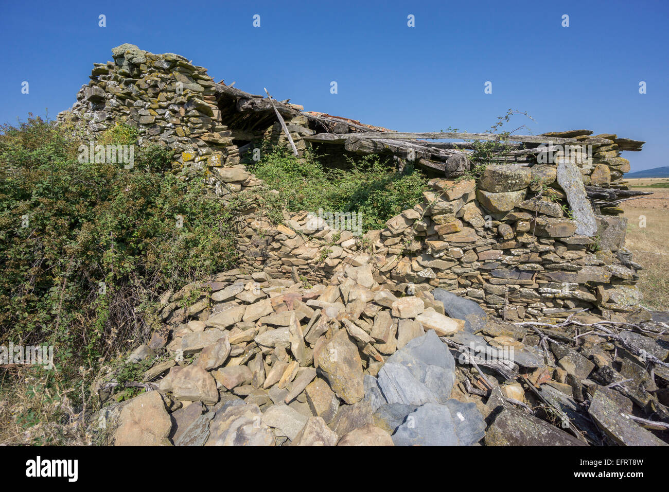 Vieille maison abandonnée faite avec des pierres, vue d'angle Banque D'Images