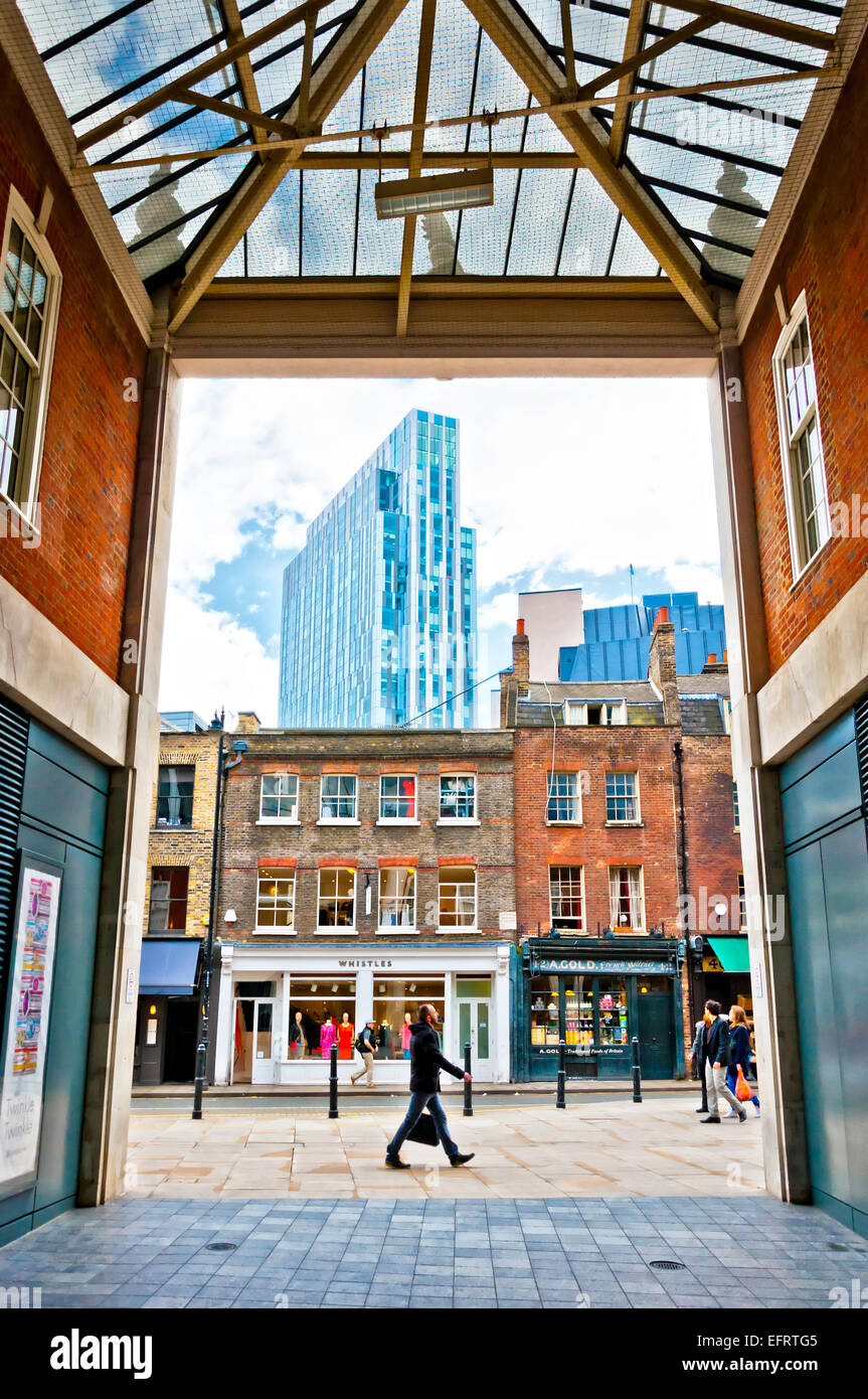 Londres, Royaume-Uni - 14 Avril 2013 : contraste urbain architectural dans la zone du Marché de Spitalfields, quartier de Shoreditch, London, Banque D'Images