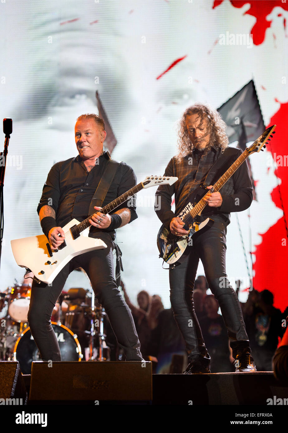 James Hetfield (droite) et kirk Hammett de Metallica sur la scène de la pyramide à Glastonbury Juin 2014 Banque D'Images