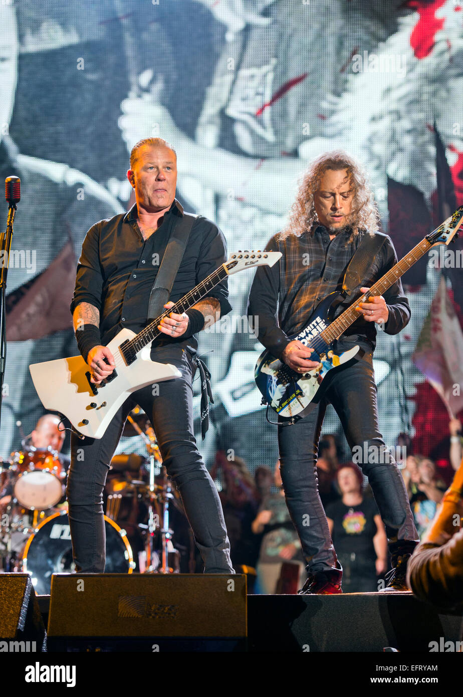 James Hetfield (à gauche) et kirk Hammett de Metallica sur la scène de la pyramide à Glastonbury Juin 2014 Banque D'Images