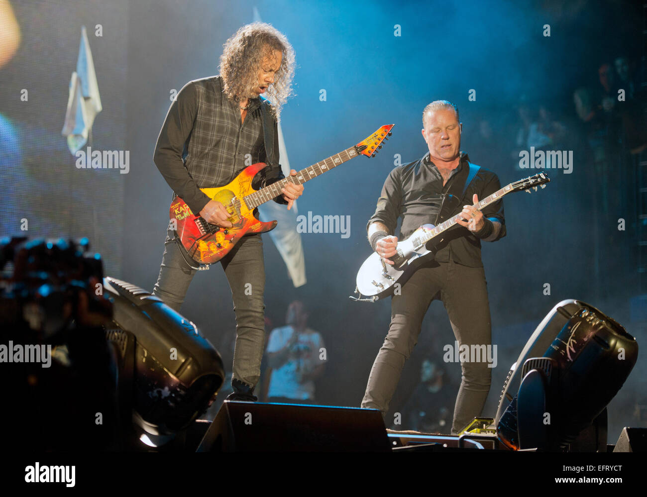 James Hetfield (droite) et kirk Hammett de Metallica sur la scène de la pyramide à Glastonbury Juin 2014 Banque D'Images