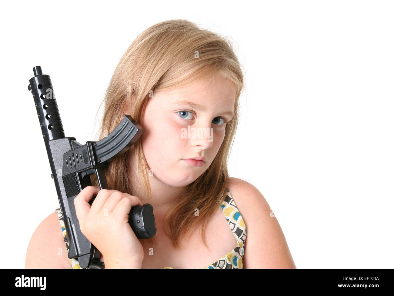 Girl with gun isolé sur blanc. enfant ou adolescent en robe Girl with gun isolé sur blanc. enfant ou adolescent en robe