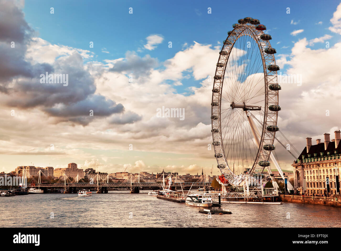 Londres, Angleterre le UK skyline dans l'après-midi. L'Oeil de Londres sur Tamise Banque D'Images