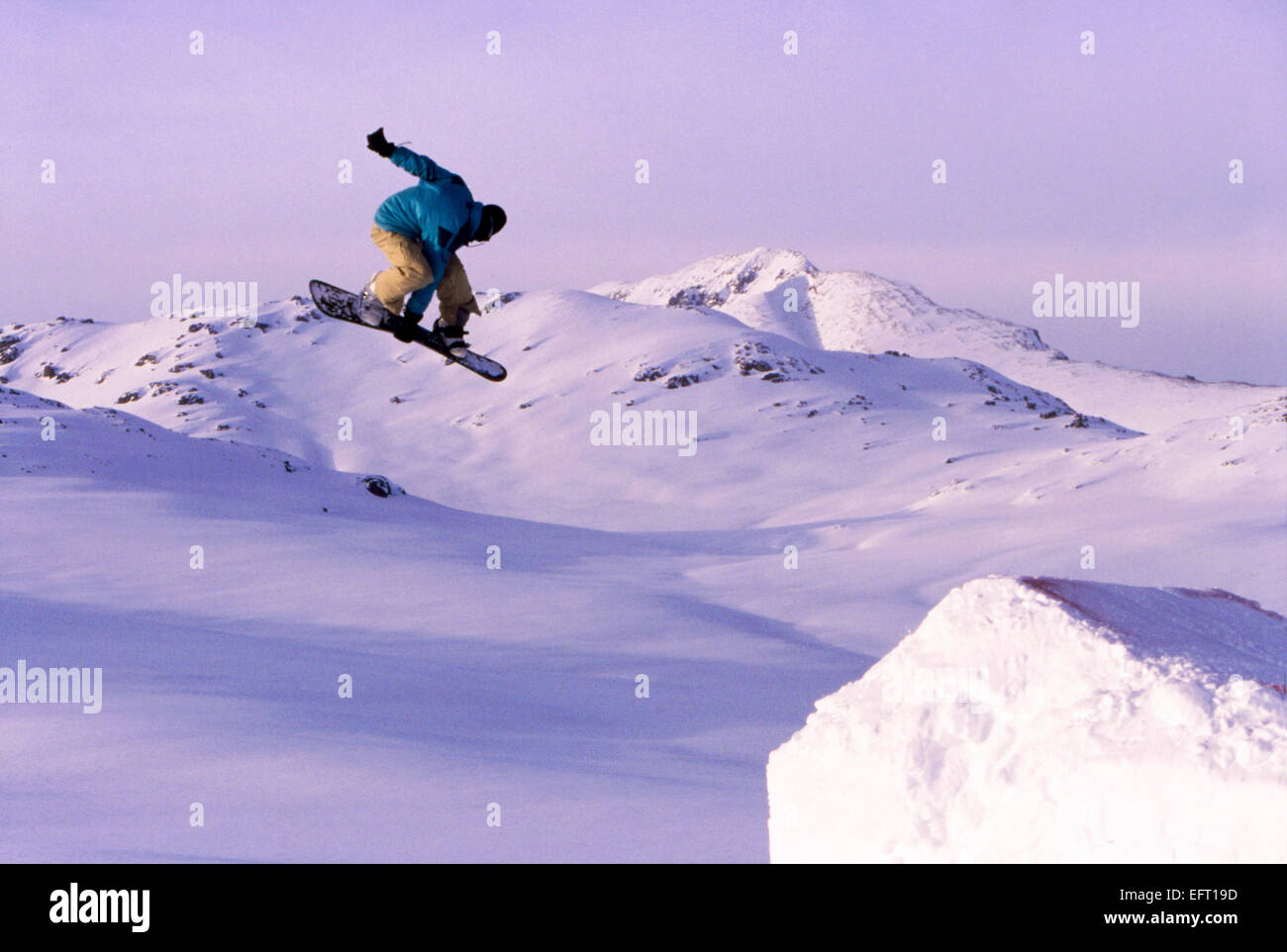 Snowboarder lance kicker au Pakistan. Plateau de Deosai, Karakoram en  altitude 4800m Photo Stock - Alamy