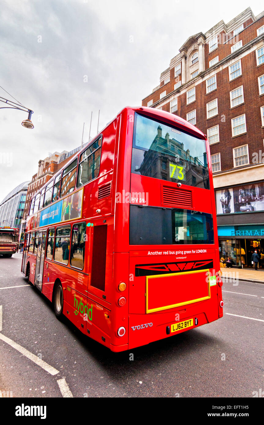 Londres, Royaume-Uni - 15 avril, 2013:icône britannique double decker bus et taxi le long d'Oxford Street à Londres, au Royaume-Uni. Oxford Street est l'Europe. Banque D'Images