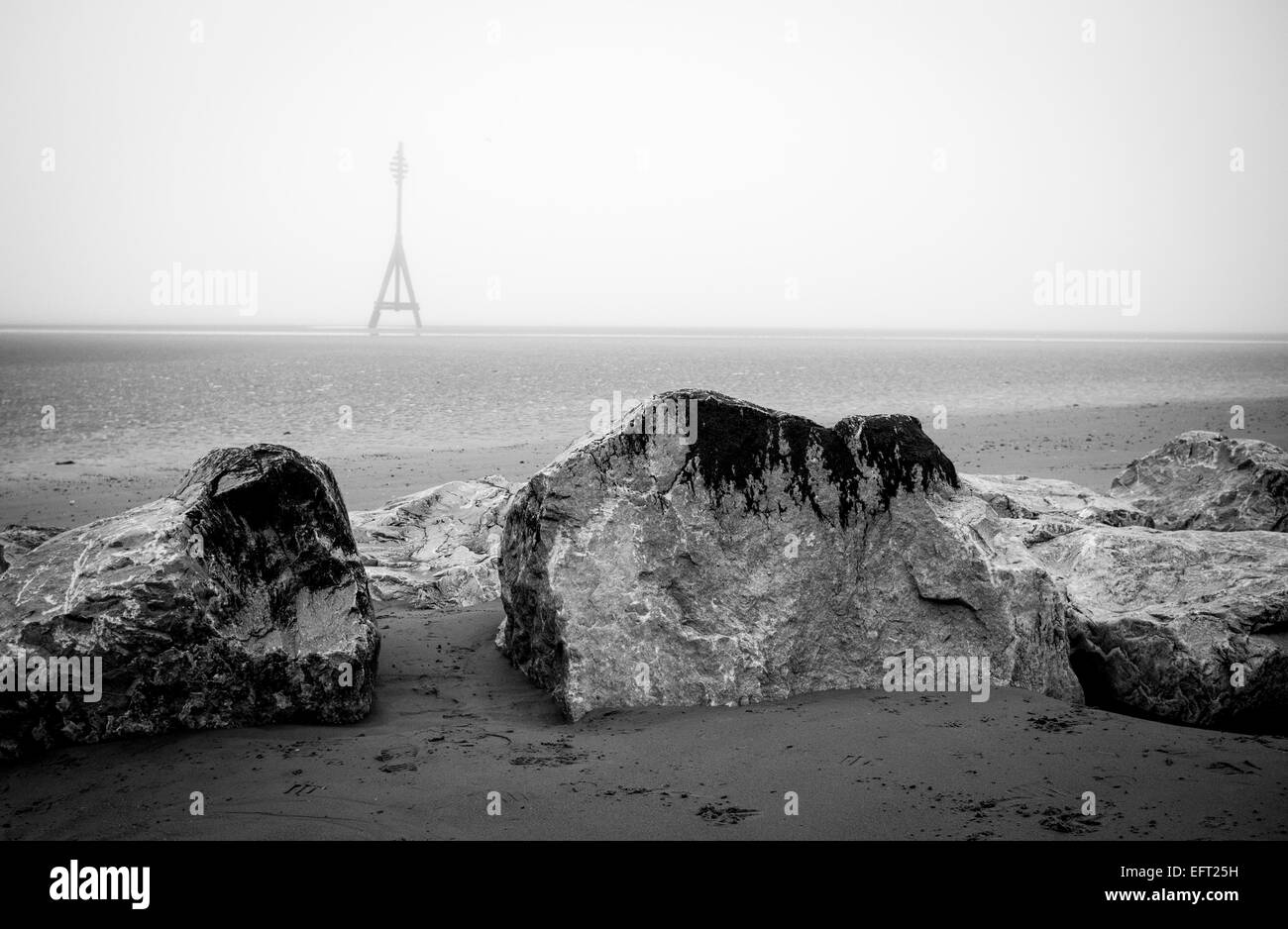 Matin brumeux à pied sur Crosby Beach, Sefton, Liverpool, Angleterre Nord-Ouest. Banque D'Images