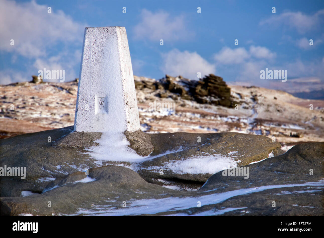 Trig Point, Kinder bas sur la sud du plateau de Kinder scout dans le Peak District en hiver Banque D'Images