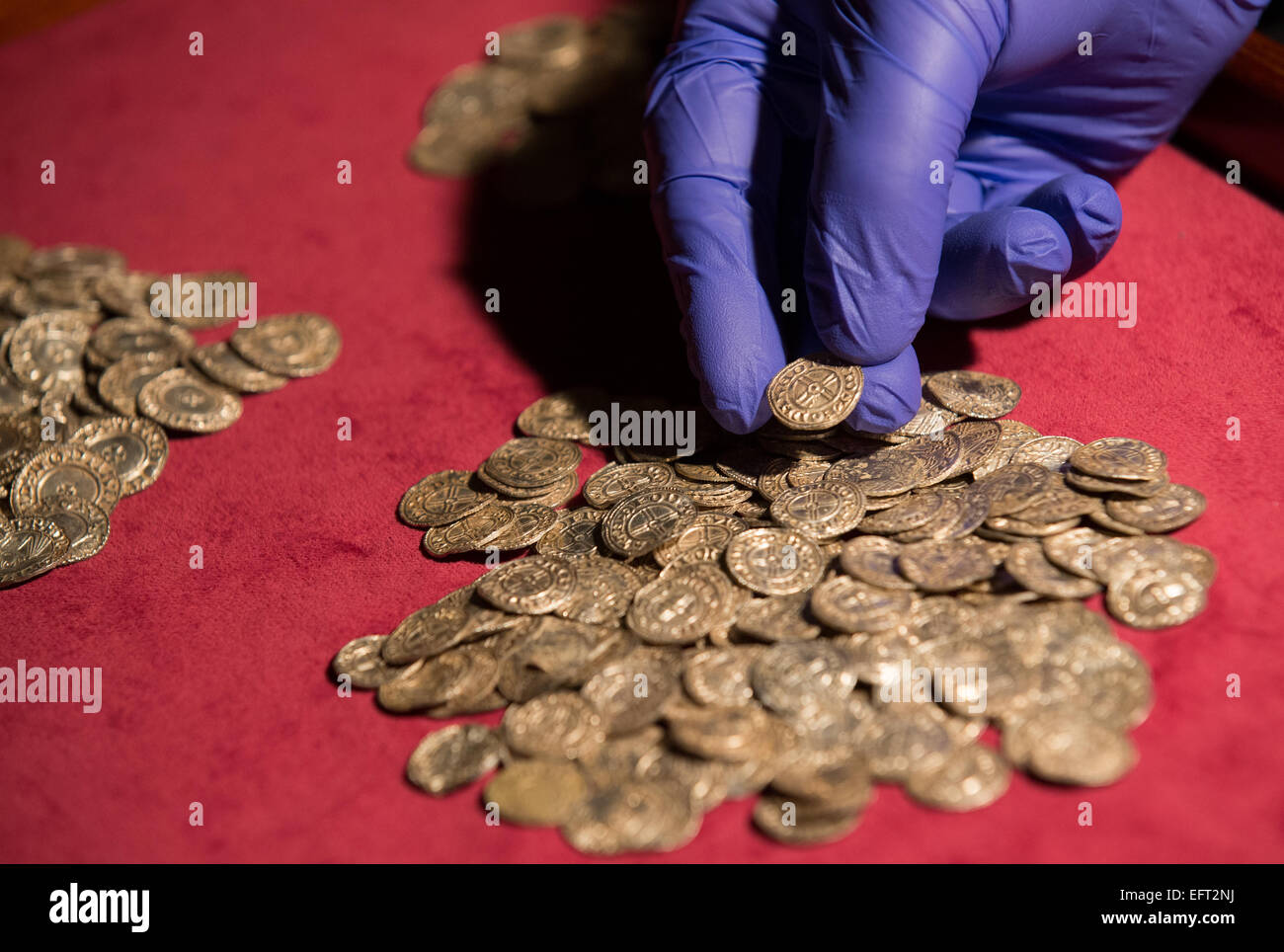 Mardi, 10 février, 2015 pièces anglo-saxonnes sont photographiés au British Museum. 5200 pièces ont été trouvés par des chasseurs de trésor amateur Paul Coleman en terres agricoles rurales près de Aylesbury, Buckinghamshire. La collection est évalué à un million de livres et les pièces de monnaie sont des règnes des rois Ethelred le Pas prêt (978-1013 et 1014-1016) et Canut le Grand (1016-1035), au British Museum de Londres. Banque D'Images