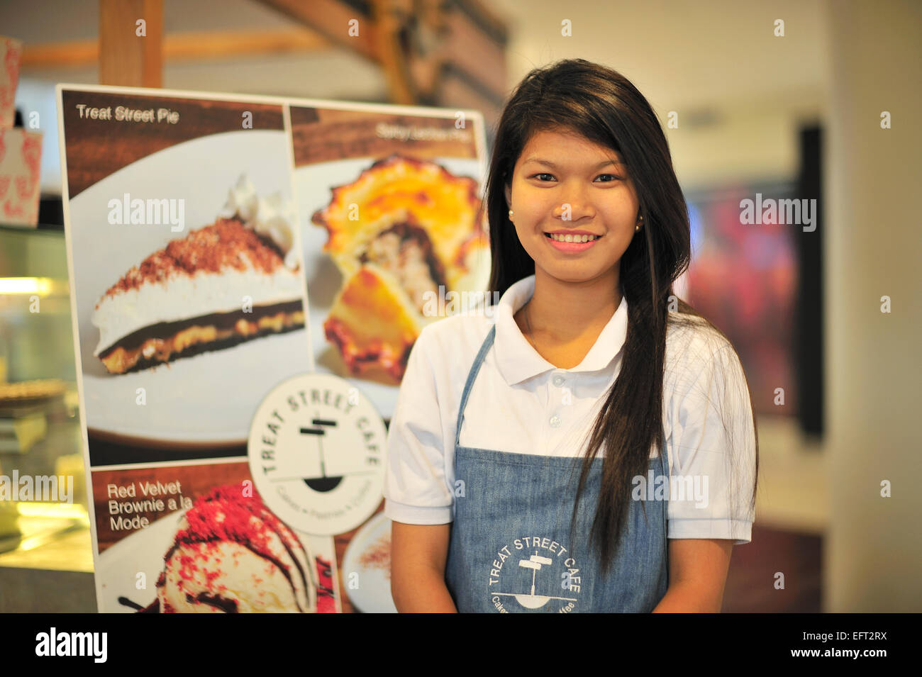 Serveuse à traiter Street Cafe Centre Ayala Cebu City aux Philippines Banque D'Images