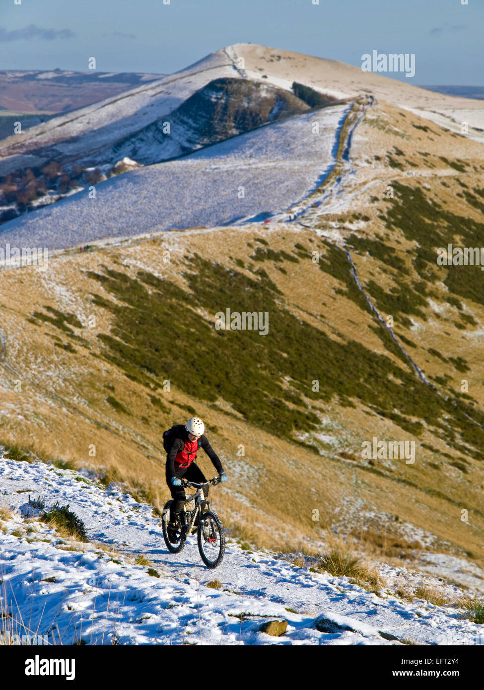 Un vélo de montagne sur le 'Grand Ridge' entre Mam Tor et perdre Hill dans le Peak District National Park en hiver Banque D'Images