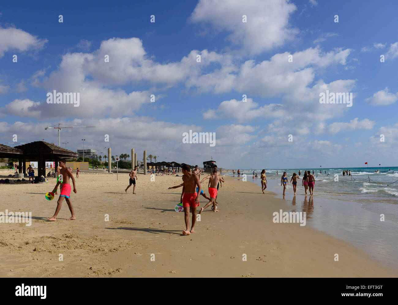 Jeune homme jouant style Israélien 'Racket ball' sur la belle plage d'Haïfa. Banque D'Images