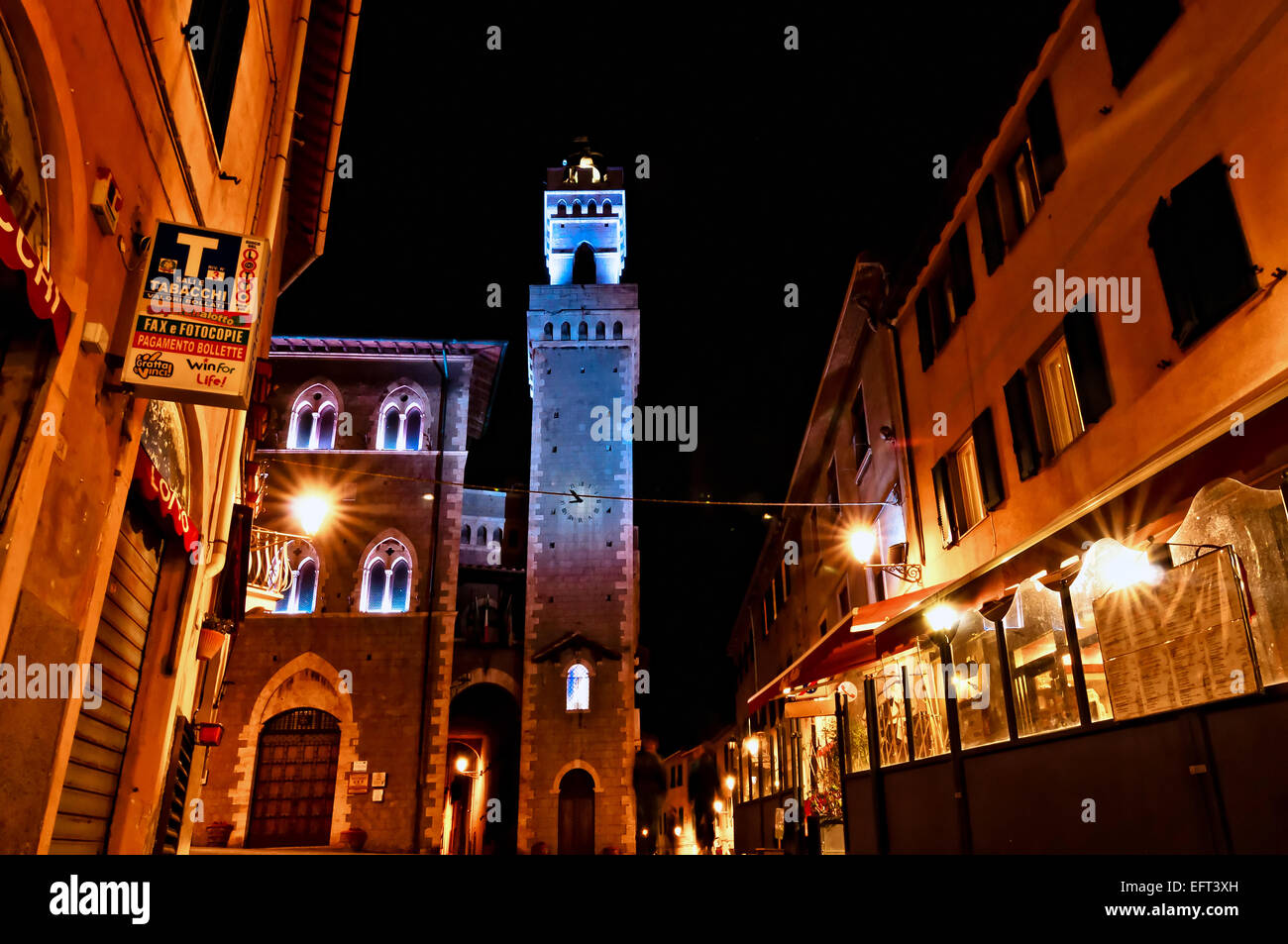 Vue sur le centre-ville de nuit éclairée avec la Mairie de Piombino. Banque D'Images