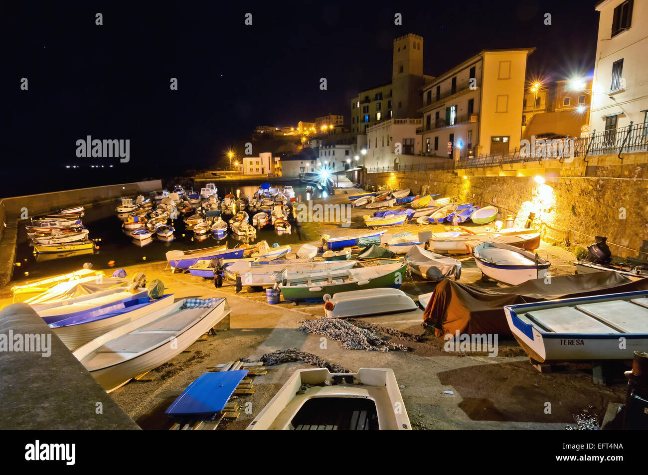 Piombino, Italie - 17 Avril 2013 : nuit vue de l'ancien centre-ville de port de Piombino, en Italie. Piombino centre urbain historique et t Banque D'Images