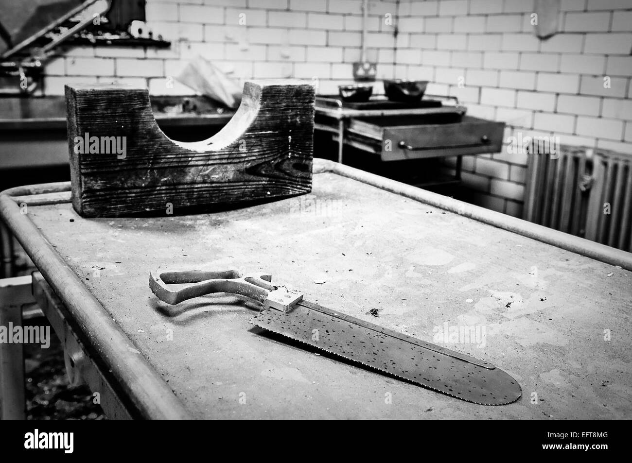 Vu du Mortician et neck brace en bois sur une table de préparation. Banque D'Images