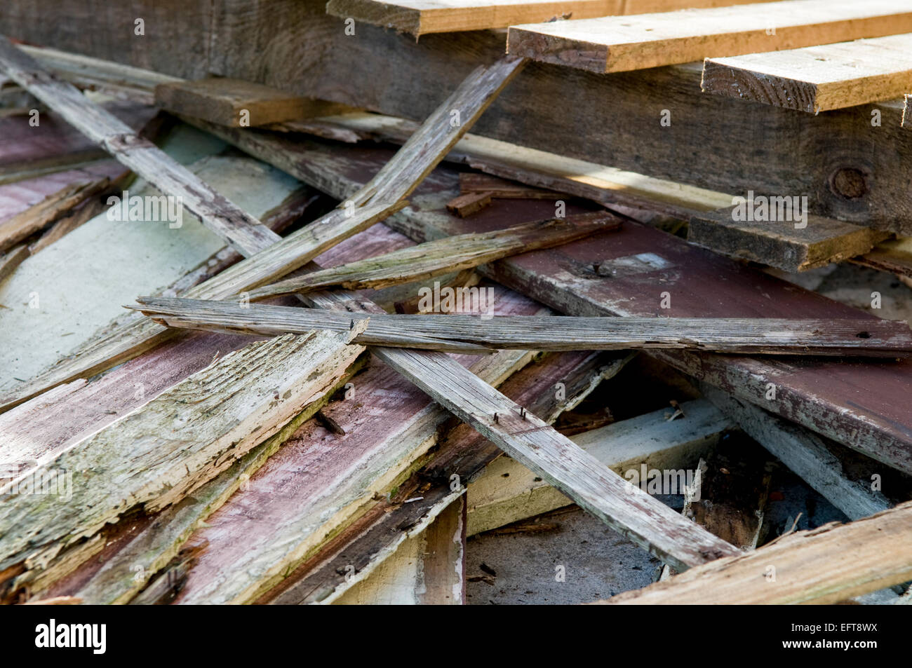Des morceaux de bois cassés en tas dans le jardin, avec des clous qui le. Danger potentiel. Banque D'Images
