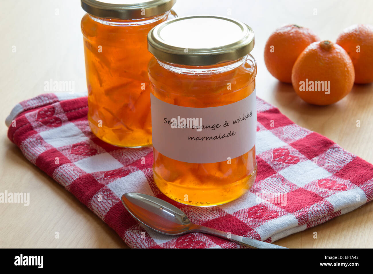 Des pots de marmelade d'orange de Séville et de whisky. Banque D'Images