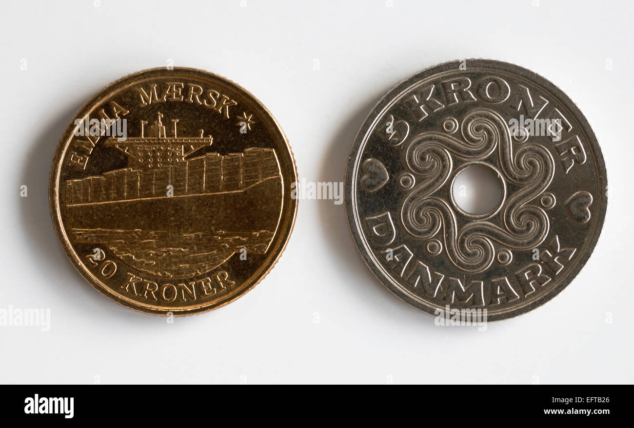 20 kroner danois et 5 Kroner pièces sur blanc. La face arrière de la 20 kroner pièce montre le navire de classe E Emma Maersk. Banque D'Images