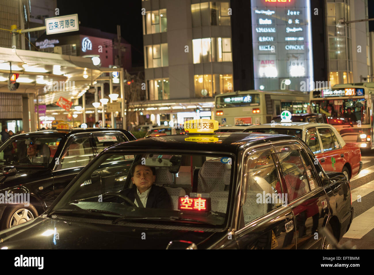 Les taxis, dans le centre de Kyoto. Le Japon. Banque D'Images