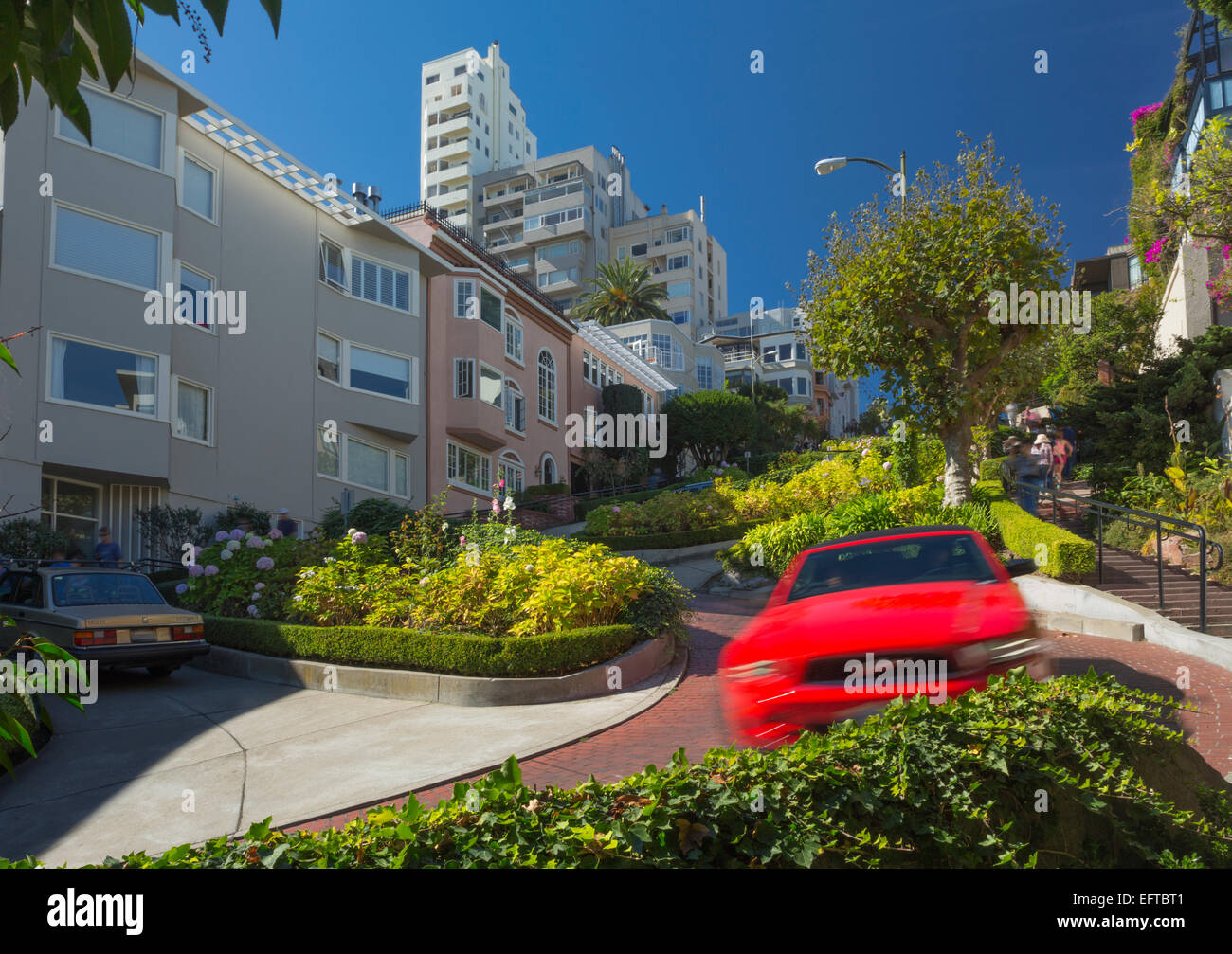 Le trafic automobile floue de Lombard Street Quartier de RUSSIAN HILL SAN FRANCISCO CALIFORNIA USA Banque D'Images