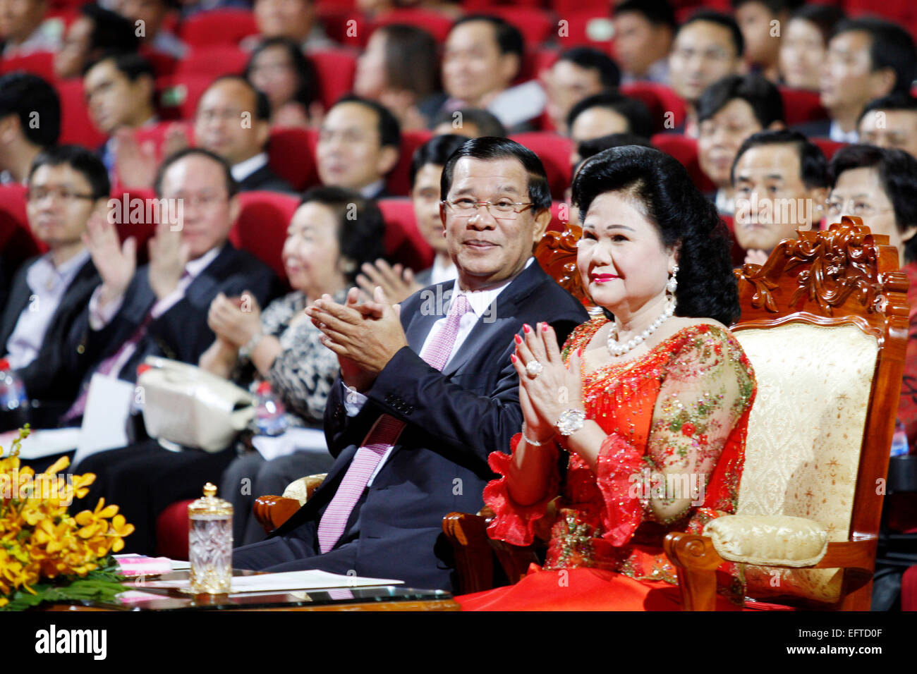 (150210) --PHNOM PENH, le 10 février 2015 (Xinhua) -- Le Premier ministre cambodgien Hun Sen (avant l) et son épouse Bun Rany (R) avant le Festival du printemps 2015 regarder nuit montrent des relations Cambodia-China à Phnom Penh, capitale du Cambodge, le 10 février, 2015. Environ 200 artistes chinois et cambodgiens mardi soir effectué ici pendant la Fête du Printemps 2015 Night Show. (Xinhua/Sovannara) Banque D'Images