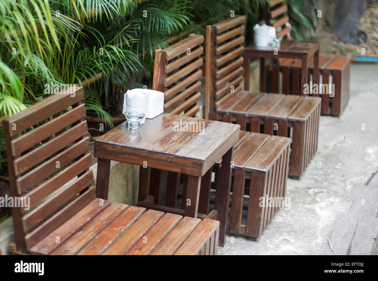 Table en bois décoré dans un restaurant, stock photo Banque D'Images