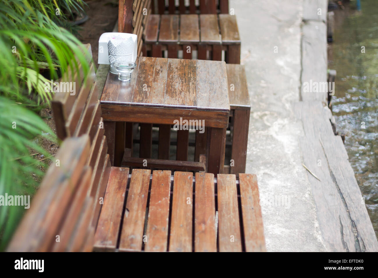Table en bois décoré dans un restaurant, stock photo Banque D'Images