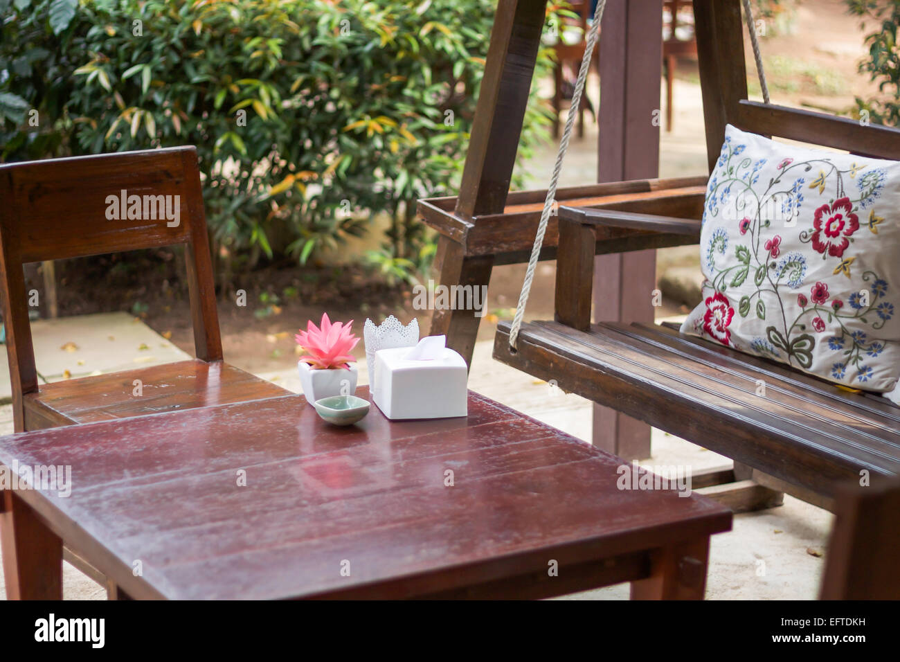 Table en bois décoré dans un restaurant, stock photo Banque D'Images