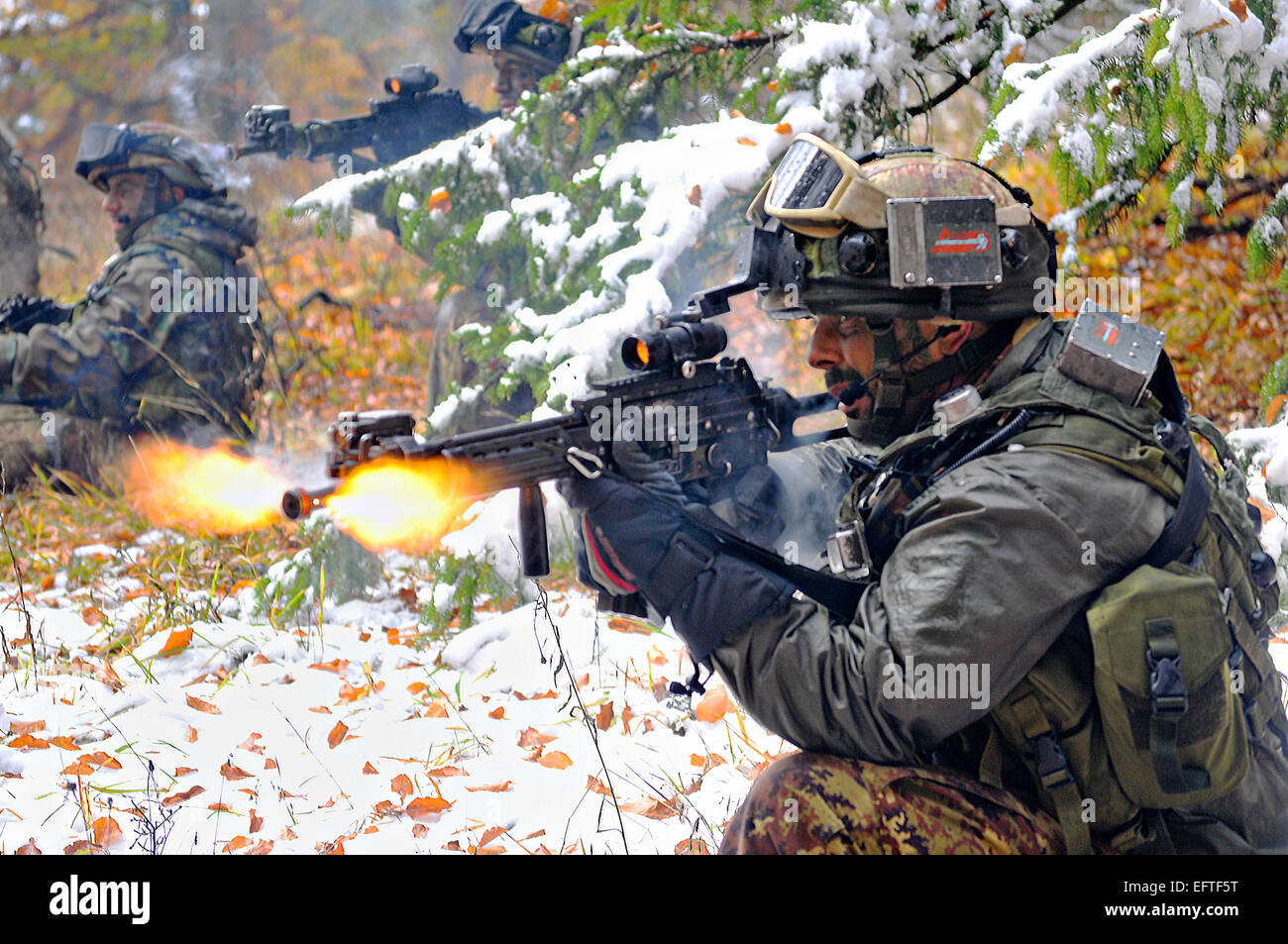 Des soldats italiens avec le 183e Régiment aéroporté du Canada assurer la sécurité lors d'un exercice d'entraînement Sabre Junction au Centre de préparation multinationales conjointes le 28 octobre 2012 en Allemagne, Hohenfels. Banque D'Images