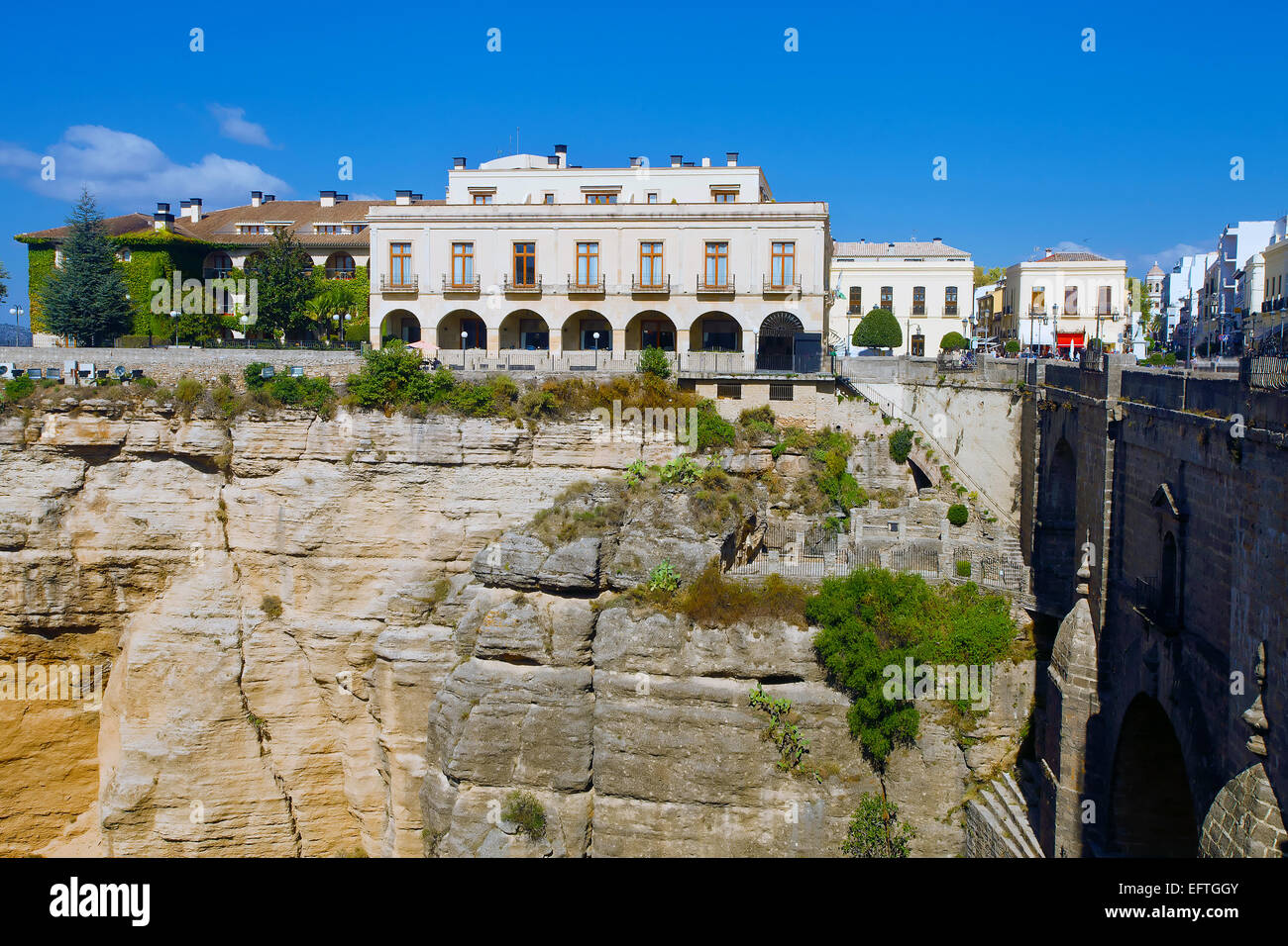 Les bâtiments proches du nouveau pont sur El Tajo de Ronda, Andalousie canyon Banque D'Images