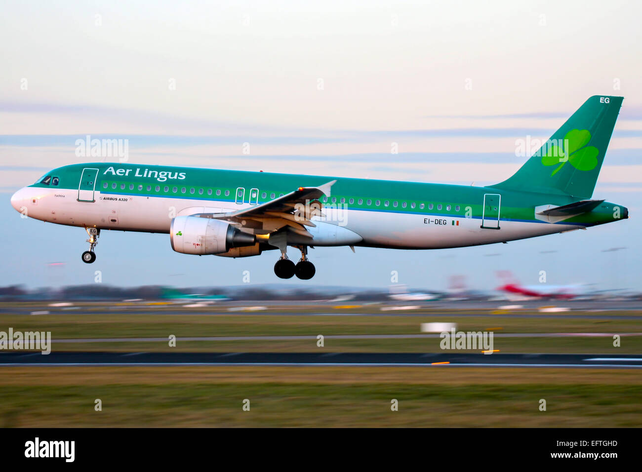 Aer Lingus Airbus A320 la piste 28 approches à l'aéroport de Dublin. Banque D'Images
